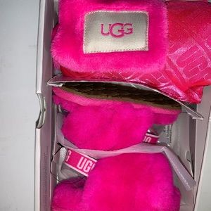 UGG Baby Fluff Slides And Blanket Gift Set
